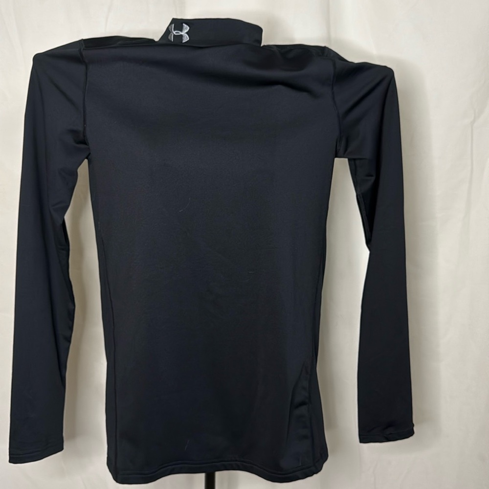 Under Armour fitted cold gear. Youth XL